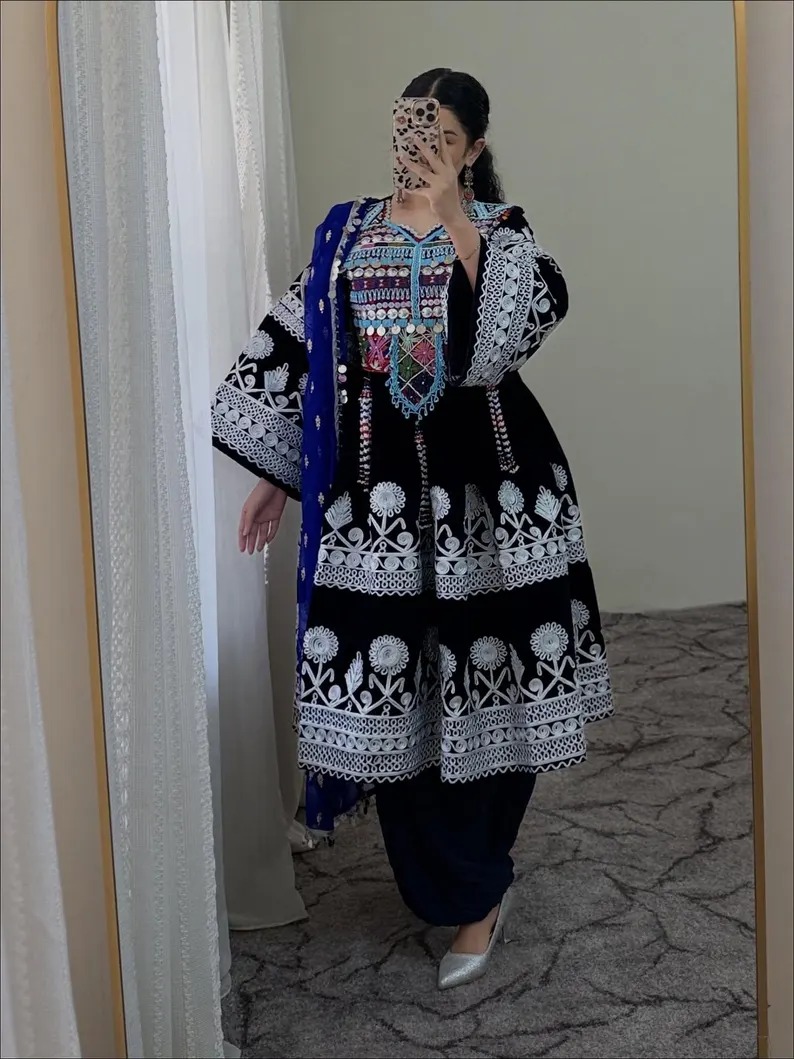 لباس مجلسی افغانی گلدوزی‌شده